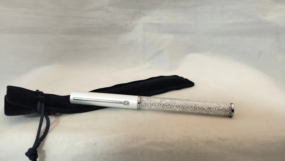 Bolígrafo cristalino SWAROVSKI blanco con cristales transparentes, caja y bolsa Foto 2 de 4