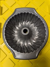 Pre-Owned, Excellent Condition, Non-stick WILTON BUNDT PAN 9.75 X 3.38 "