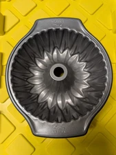 Pre-Owned, Excellent Condition, Non-stick WILTON BUNT PAN 9.75 X 3.38 "