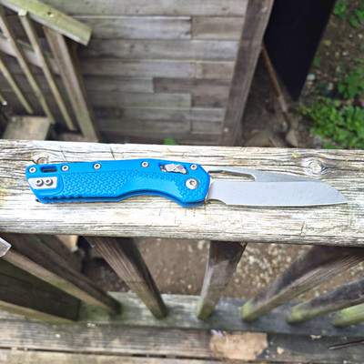 Microtech Lucha Blue Pocketknife, Assisted Lever Lock Tanto Plain, Clip, 4in