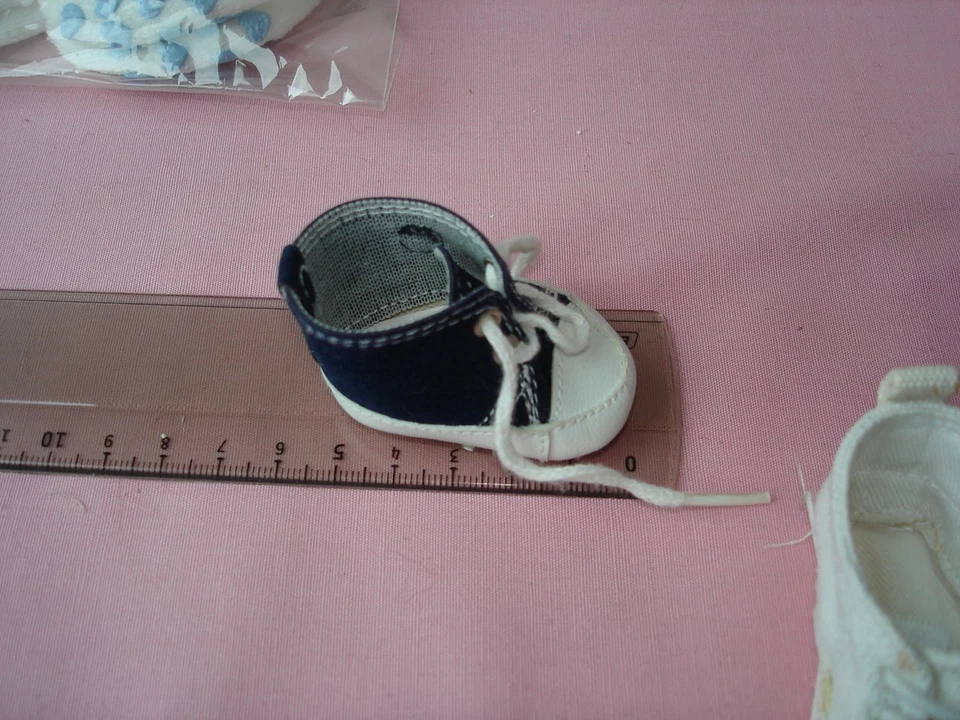 Corolle .Lot de chaussures et chaussettes pour ancienne poupée. - Photo 3/3