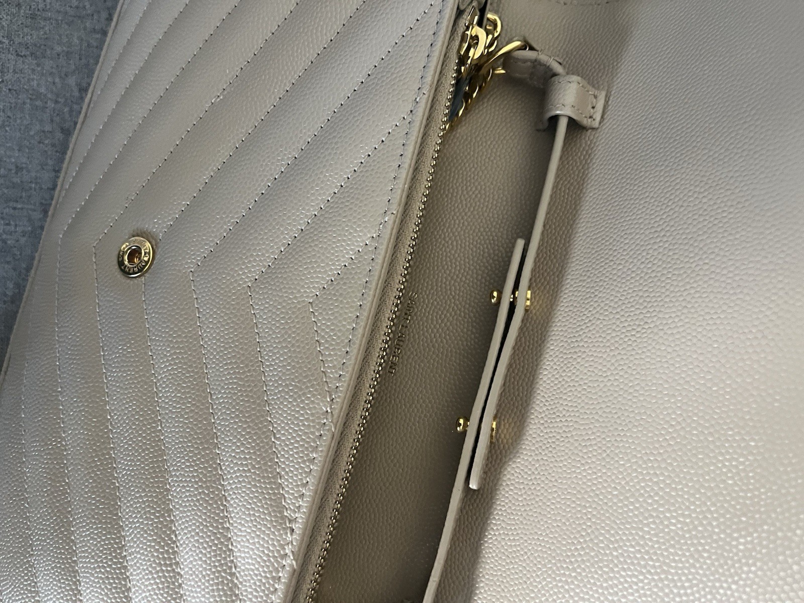 SAINT LAURENT Portafoglio grande monogramma YSL su catena in pelle granulata marrone