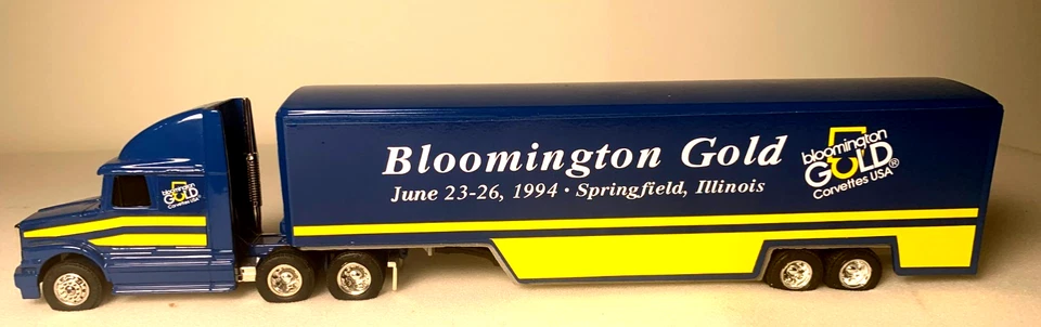 ERTL GMC Cab 1994 Bloominton Gold Corvette Trailer scale 1:64 INV# 3252 - Image 2 of 4