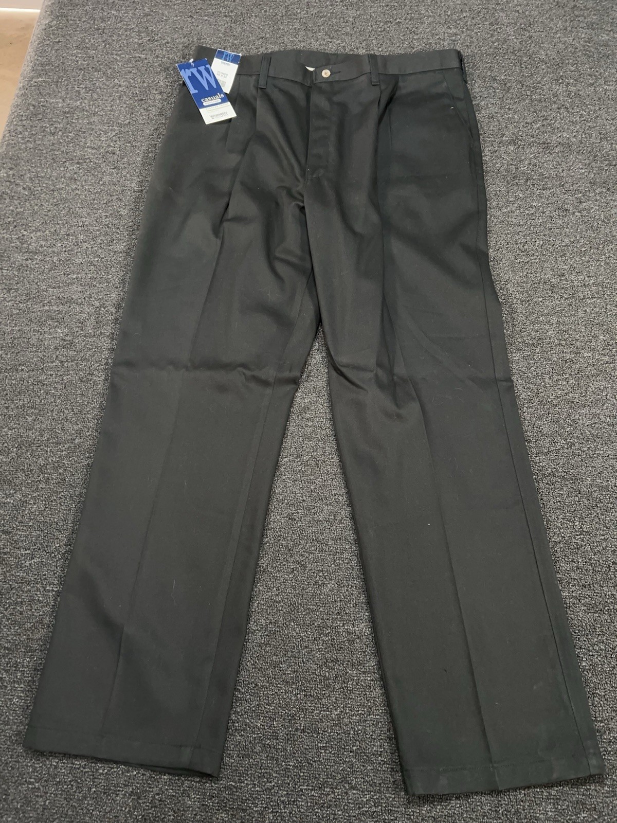 New Wrangler Pants Men’s 40x32 Black Pleated Relaxed Chino Stain Resistant thumbnail 2
