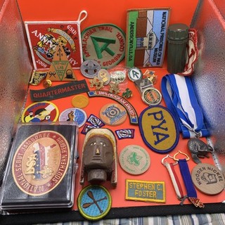 lotto cimeli vintage ragazzo/cub scout spille toppe e altro
