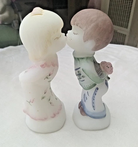 Fentone Art Glass figurines 'Kissing Pair' velvet frosted or Satin Glass Signed