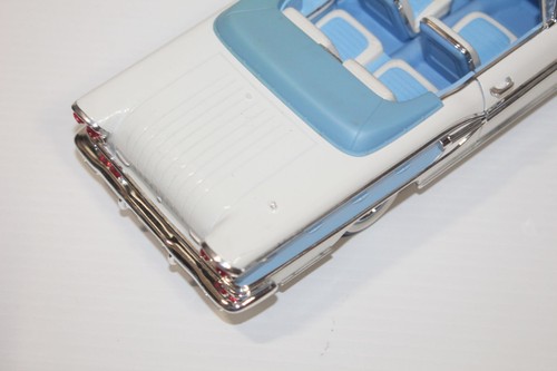 Road Signature 1958 Pontiac Bonneville scala 1:18 bianco e blu pressofuso Deluxe - Foto 6 di 10