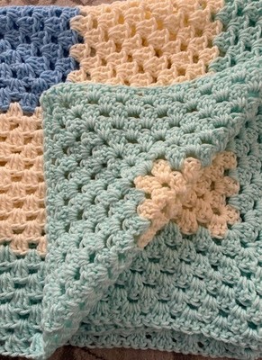 BEAUTIFUL NEW HANDMADE CROCHET BABY BLANKET/AFGHAN  ANTIQUE WHITE/BLUE/GREEN