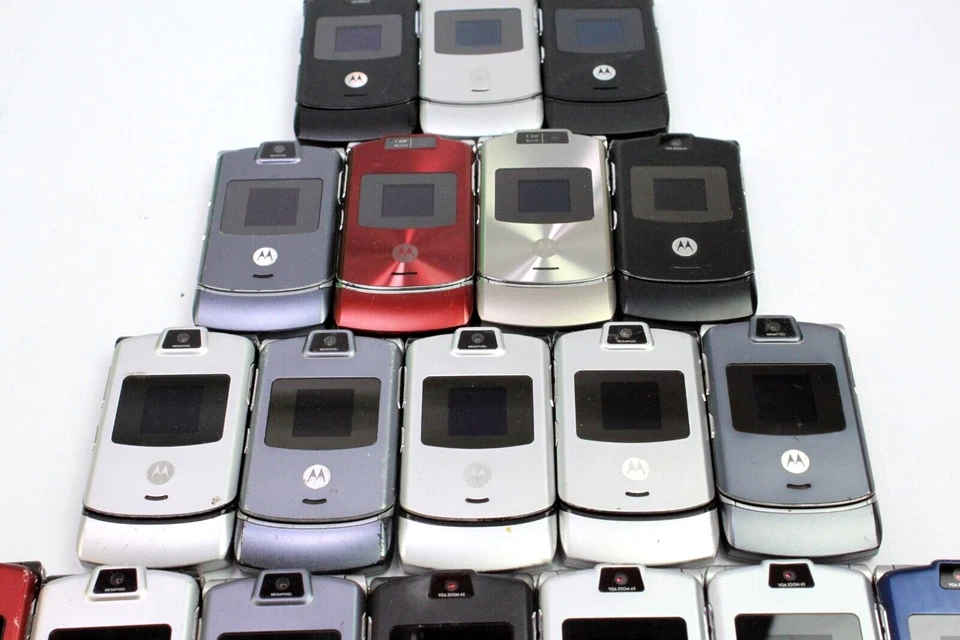 Lot of 19 Not Working Motorola Flip Phones V3 Seling As Is - Image 4 of 4