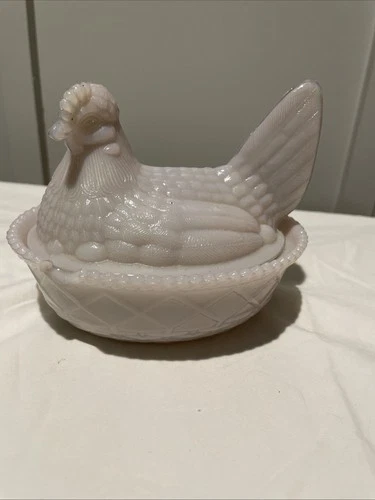 VTG Westmoreland Light Purple Milk Glass Hen On A Nest 5.5 X4.25”