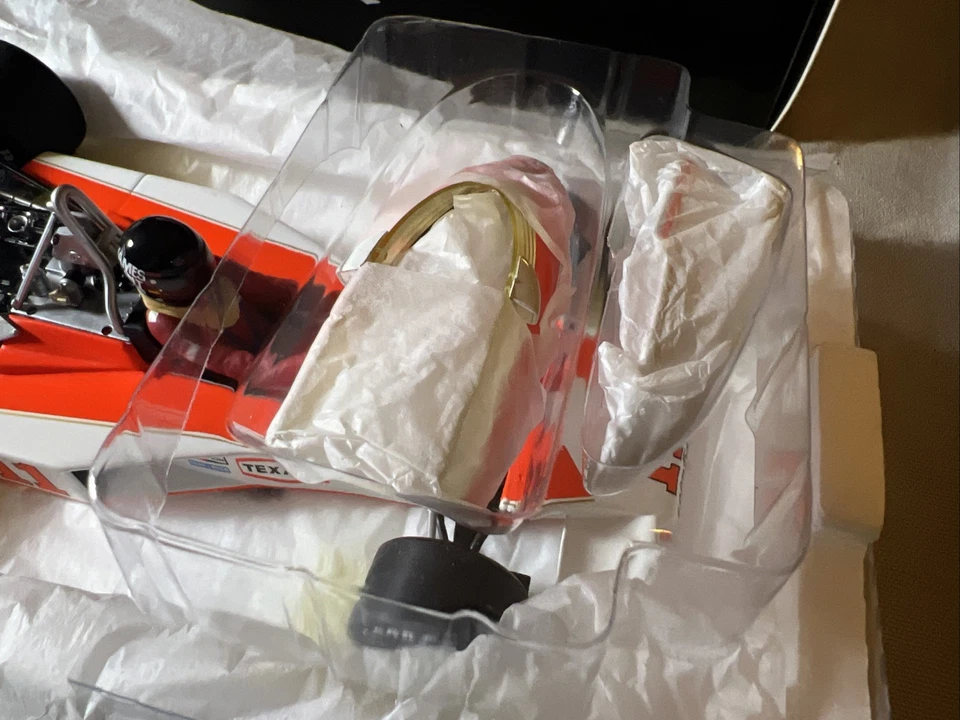 1:18 MINICHAMPS McLaren Ford M23 - James Hunt - World Champion 1976 BNIB - Image 3 of 4