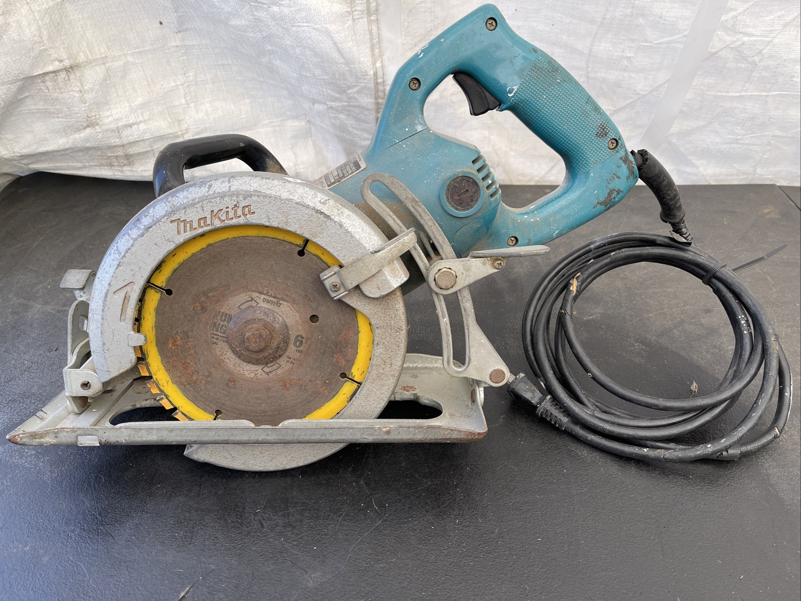 Makita 5077B Hypoid Circular Saw Opened 