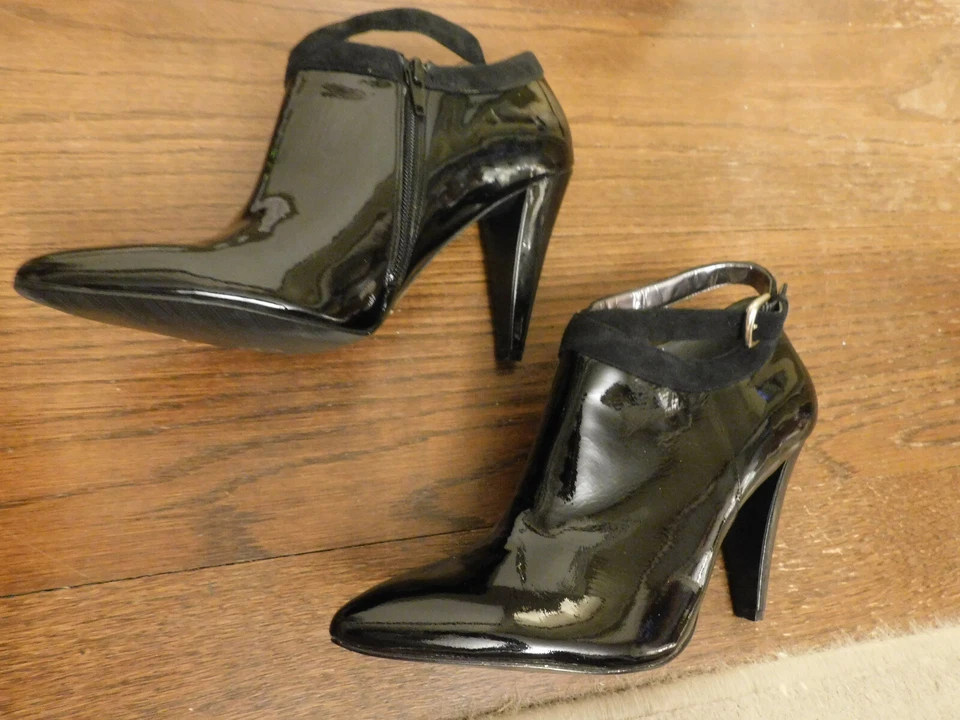 Calvin Klein Poema Pointy Toe Black Patent Leather Suede Trim Boots Sz 9 Heels - Image 4 of 4