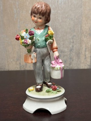 Goebel Blumenkinder  Flower Children  Figurine Boy w/ Flowers & Gift 1972 German
