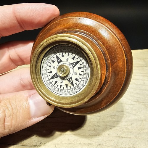 Antique Style Turned Mahagony Wood and Brass Compass - 第 7/11 張圖片