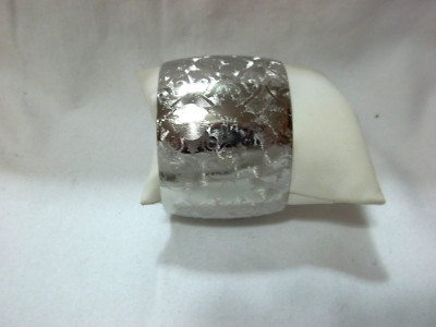 NEW PRETTY FLOWERY PATTERN SILVER TONE LIGHT WEIGHT BANGLE BRACELET SHINY & NICE