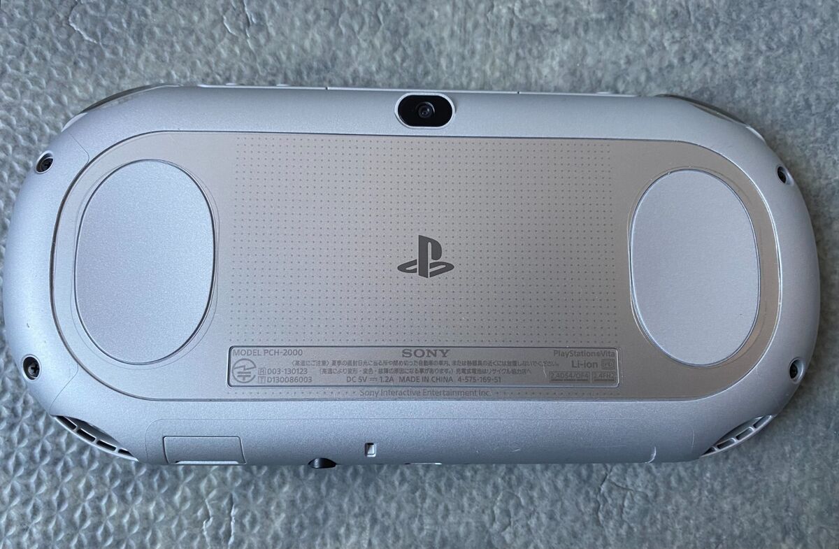 SONY PlayStation PS Vita PCH-2000 ZA25 Silver Wi-Fi model SONY PlayStation PS Vita PCH-2000 ZA25 Silver Wi-Fi model