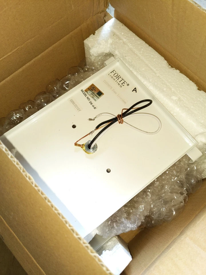 Aplique de níquel cepillado Lucian de 2 luces con vidrio opalino satinado Foto 3 de 4