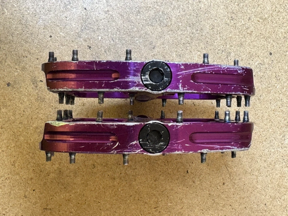 Pedales de plataforma Chromag Dagga 9/16" cuerpo cóncavo de aluminio 24 pasadores sintonizables púrpura Foto 4 de 4