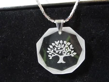 AVON CRYSTAL CUT TREE OF LIFE PENDANT NECKLACE SILVER TONE CHAIN 1981 