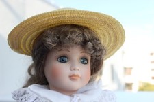 Magnifique Poupée de Porcelaine avec sa robe de velours Vert bouteille 47cm