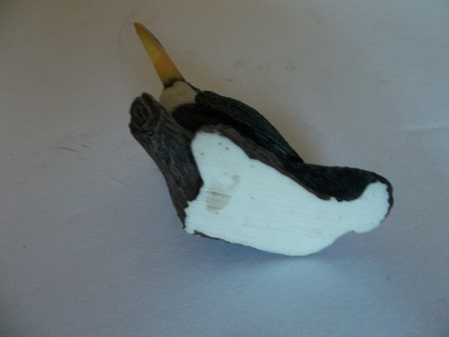 TOUCAN TROPICAL FRUIT EATING BIRD FIGURINE - Picture 3 of 3