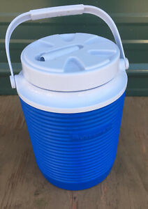Rubbermaid One Gallon Water Cooler Jug blue 1560 insulated 1/2 bottle