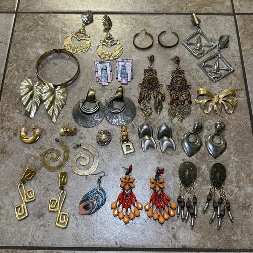 12.4oz Vintage Costume Jewelry Bundle Of 33 EARRINGS BROOCHES BRACELETS