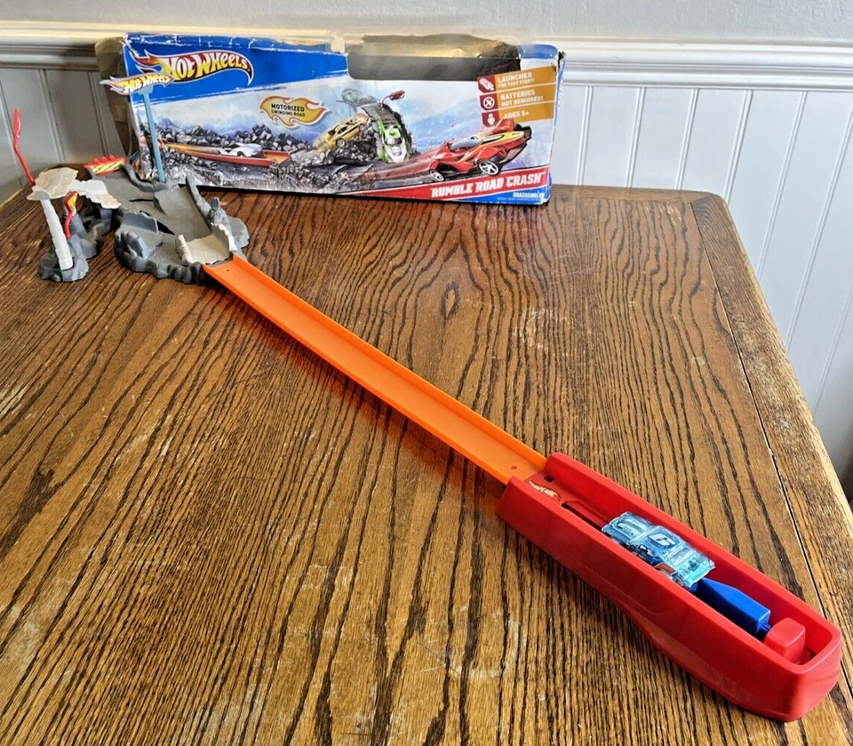 Hot Wheels Rumble Road Crash Track Set: 1 Track Set & Motorized Play Set 1 Car - Image 3 of 4