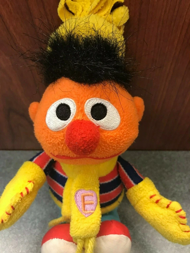 Fisher Price Plaza Sésamo Invierno Ernie 9" Bolsa de Frijoles Guantes de Felpa Sombrero Navidad Foto 2 de 4