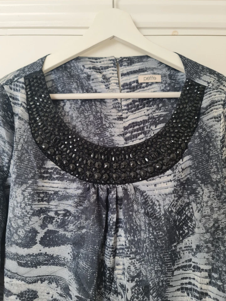Ladies lovely ,grey,silver rhinestone satin party blouse Size 16-18 petite. New - Image 2 of 4