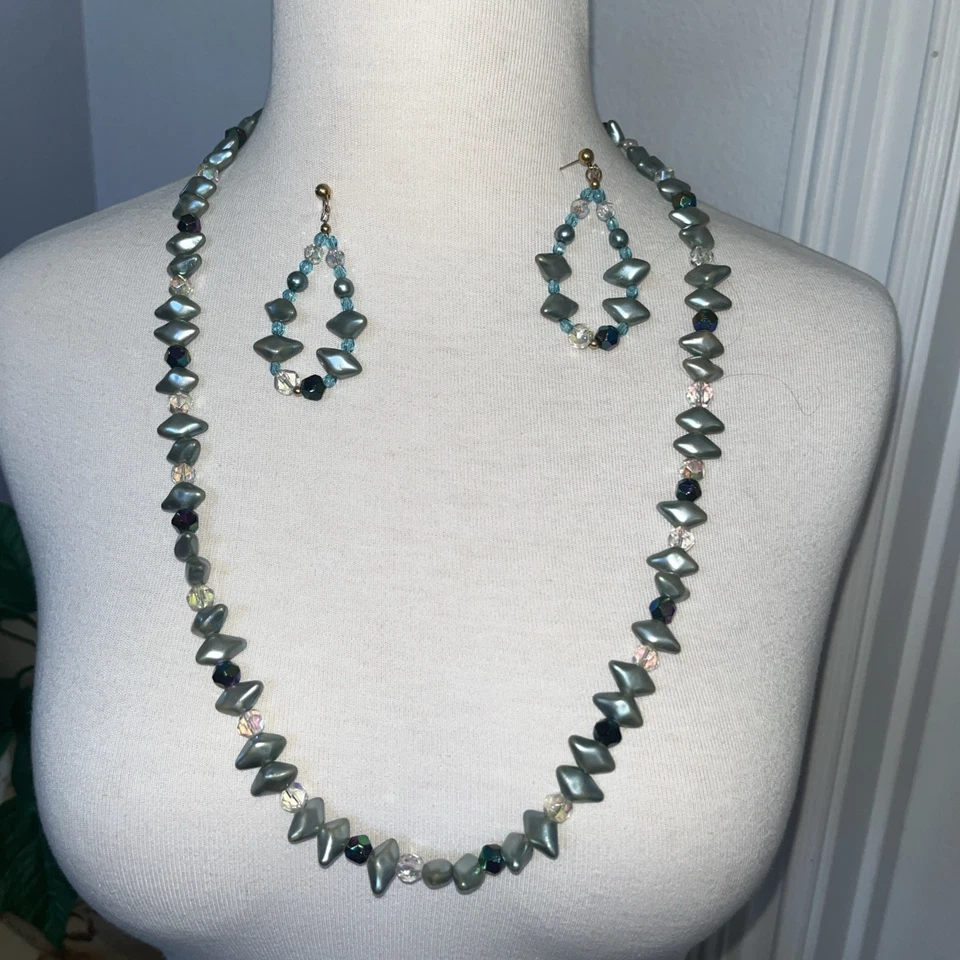 Set aus facettierten Perlen & Kunstperlen & Ohrringen Vintage Designer