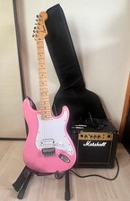 Set chitarra elettrica Squier by Fender rosa