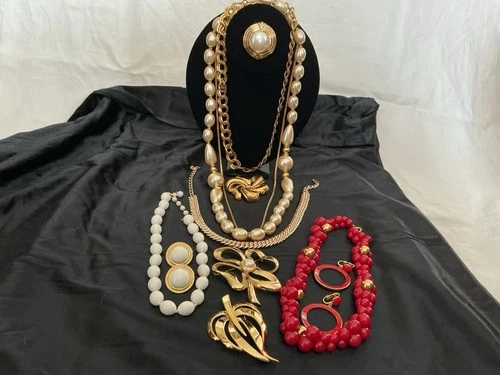 Vintage-Now Jewelry Lot 12 All Signed Gold Tone Trifari Monet Napier More Pins +