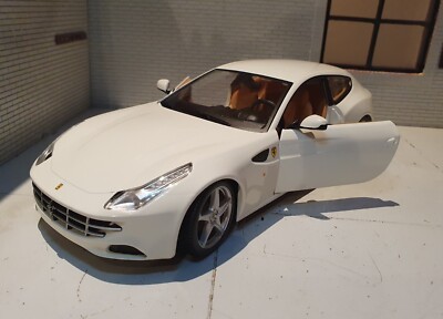 Ferrari FF GT 2011-16 Shooting Brake weiß Maßstab 1:24 Modellauto in Vitrine