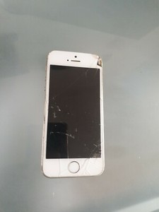 Apple iPhone 5s - DEFEKT - NUR FÜR ERSATZTEILE - ANGEBOT ABGEBEN!!