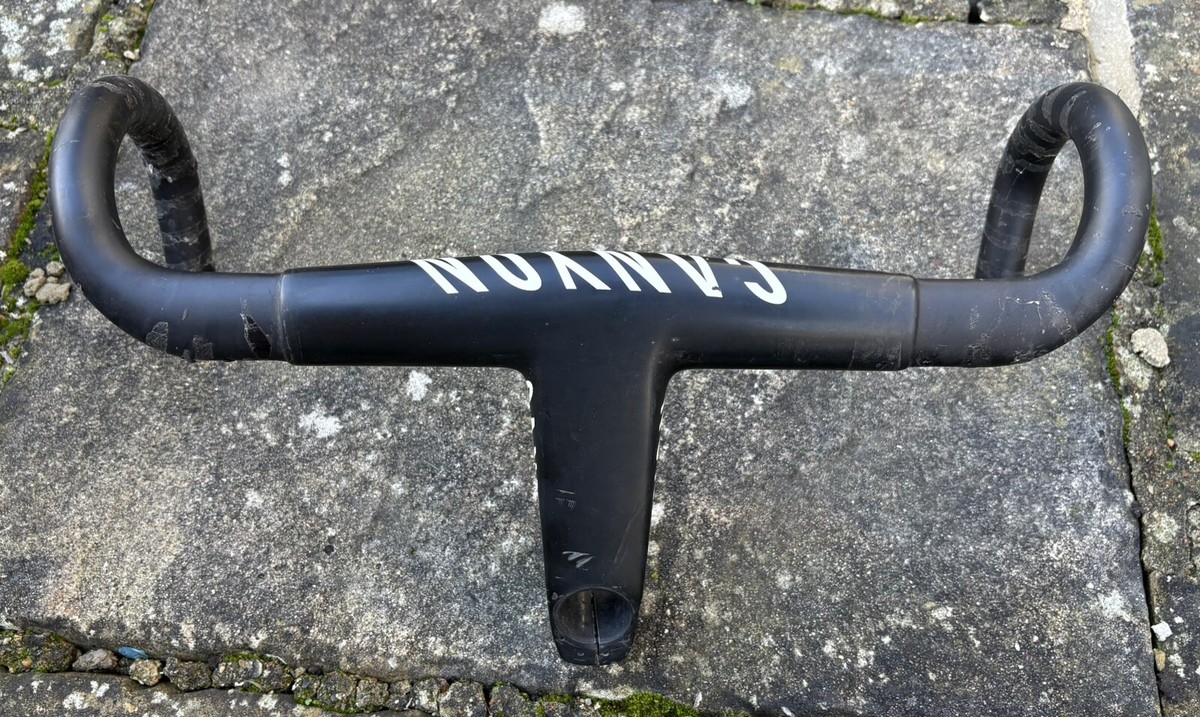 Canyon H11 CF Aerocockpit エアロハンドル　一体型 Canyon H11 CF Aerocockpit | CANYON US