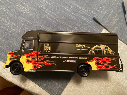 2001 Dale Jarrett UPS Chrome Flame Van with Box NASCAR Truck Action 1:32 - Picture 2 of 8