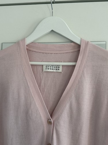 Cardigan femme Maison Margiela rose boutonné col V patch coude coton taille M - Photo 3/17
