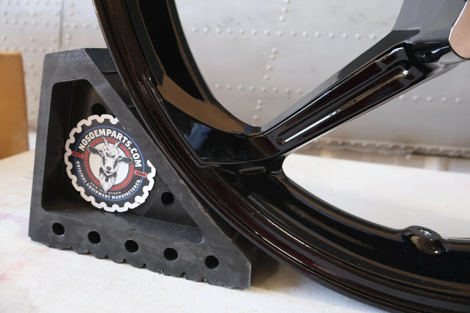 43300481 НОВОЕ ОРИГИНАЛЬНОЕ ПЕРЕДНЕЕ КОЛЕСО HARLEY FXSE PRO STREET BREAKOUT АГРЕССОР 2016-2017 годов выпуска - Изображение 3 из 4