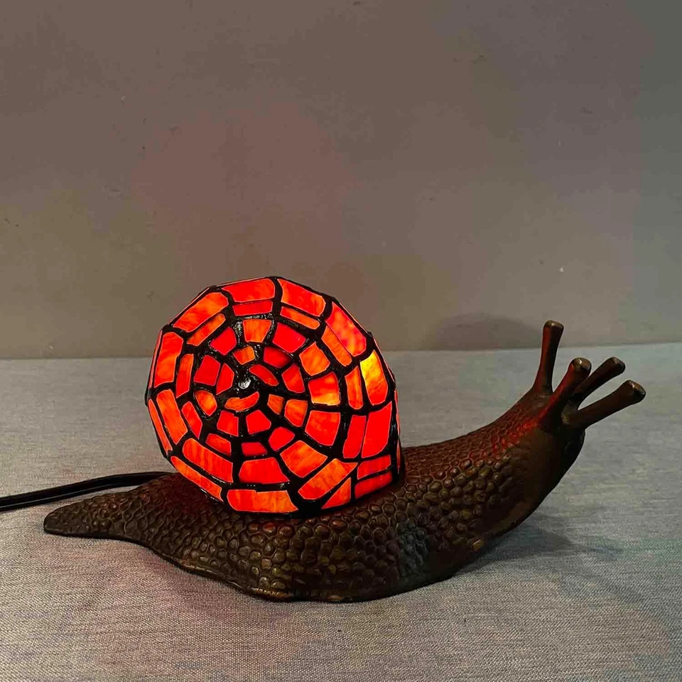 L10989 Lámpara de mesa con acento de vidrieras estilo Tiffany Land Snail para decoración del hogar ( Foto 3 de 4