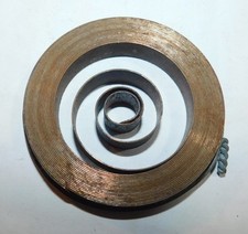 ANCIEN RESSORT DE PENDULE HORLOGE JOUET PHONOGRAPHE A DEFINIR . 9,6x0,50xø64,4mm