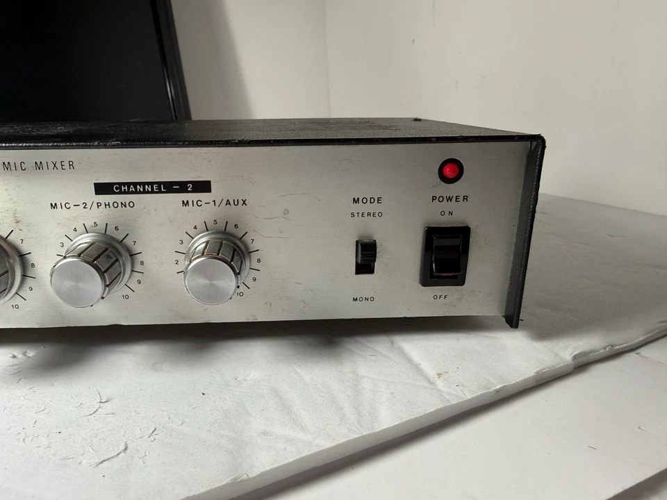 Mezclador de micrófono estéreo realista de dos canales modelo 32-1100 equipo de audio vintage Foto 3 de 4