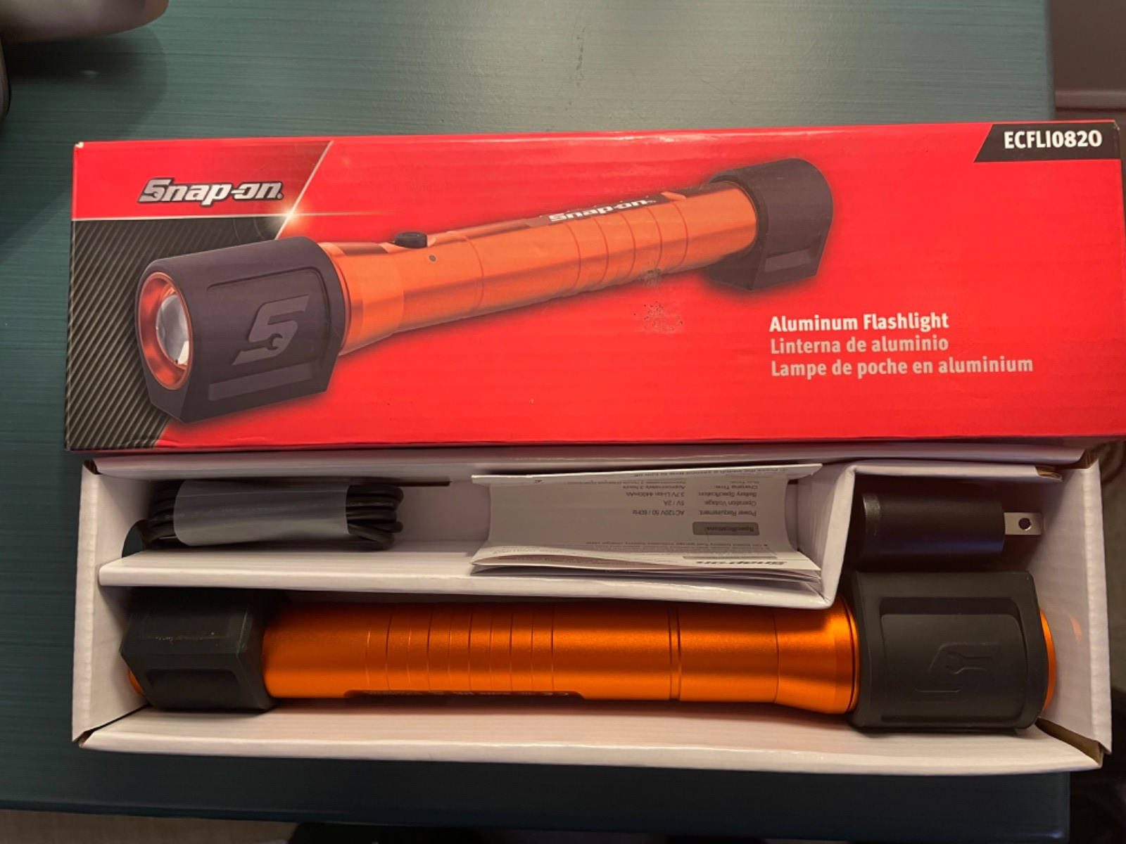 Snap On Tools Aluminum 800 Lumen Rechargeable Shop work Light W/Magnet ECFLI082O