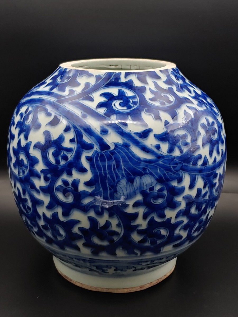 中国古玩骨董 青花 喜字 唐草 染付 清康熙官窑瓷一把莲唐草海水青花天球瓶身 Kangxi Guanyao Blue