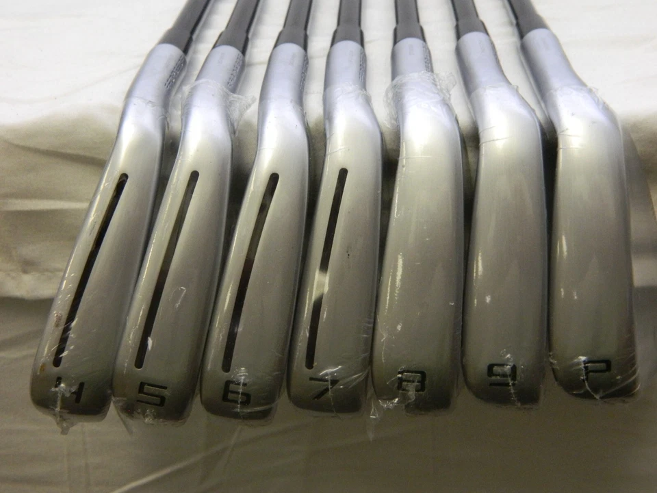 NEW RH TaylorMade P-790 Iron Set 4-PW MMT 65R Regular Flex Graphite P790 - Image 2 of 4