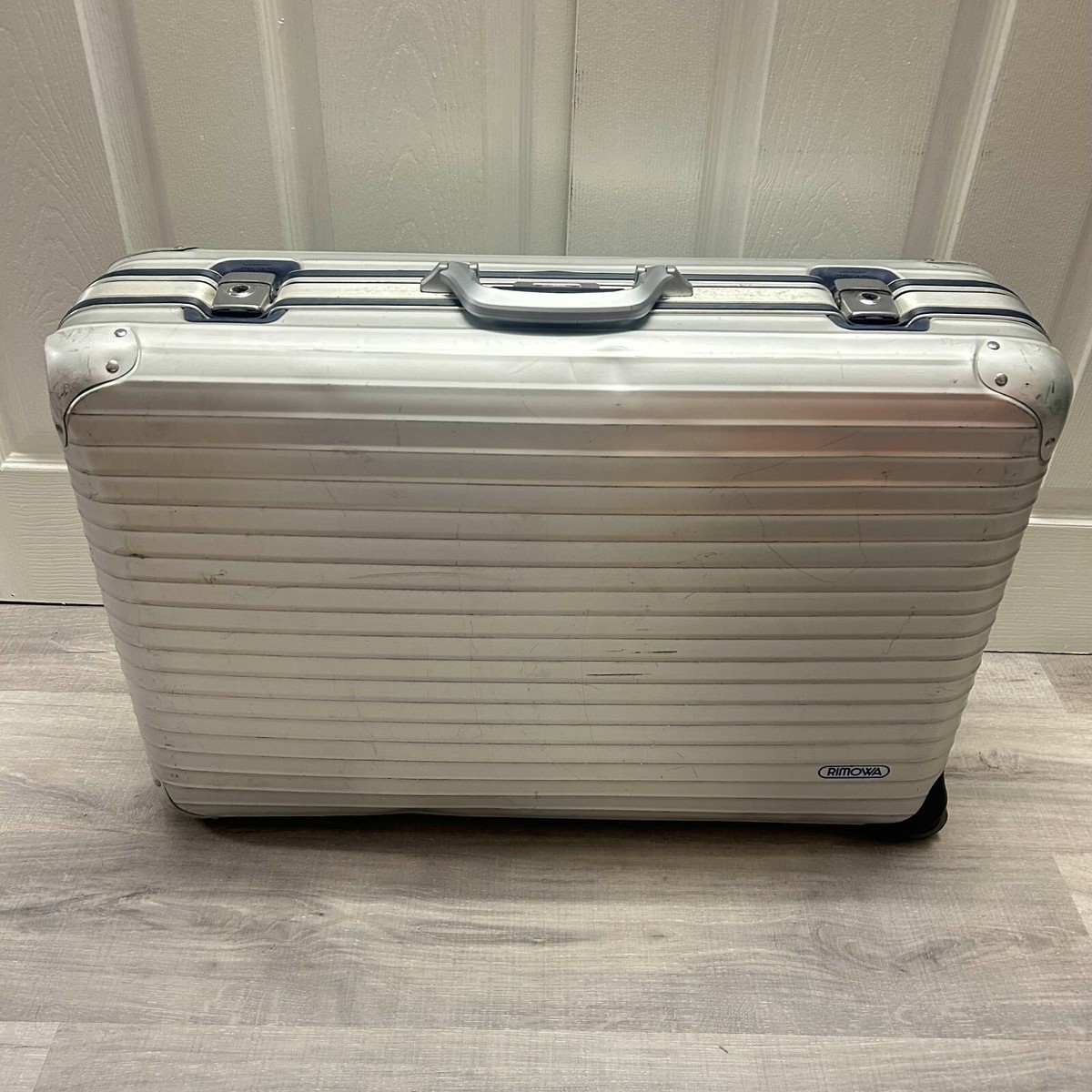 RIMOWA シルバー Rimowa Debuts Hammerschlag Luggage Collection | Cool Material