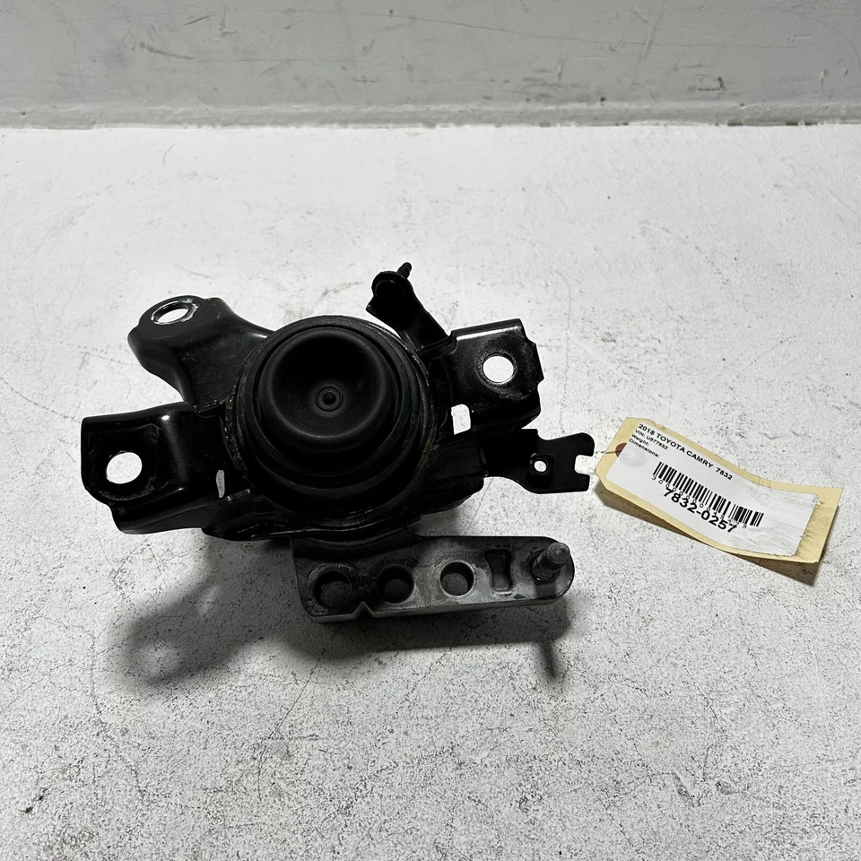 Soporte de montaje lateral para pasajero motor Toyota Camry 2,5 L 18-2024 OEM Foto 2 de 4