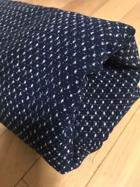 Antigua cubierta futón japonesa índigo Shōsei Gasuri boro textil tejida a mano 79x83" Foto 2 de 4