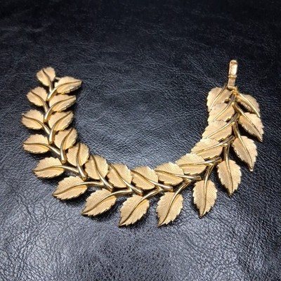 Vintage Crown TRIFARI Leaves Bracelet Textured And Polished Gold Tone. 15.831